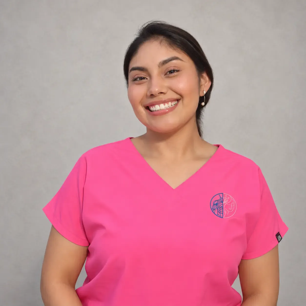 Andrea Macías Vázquez, responsable de Amevia, con el uniforme rosa de Cosmetología